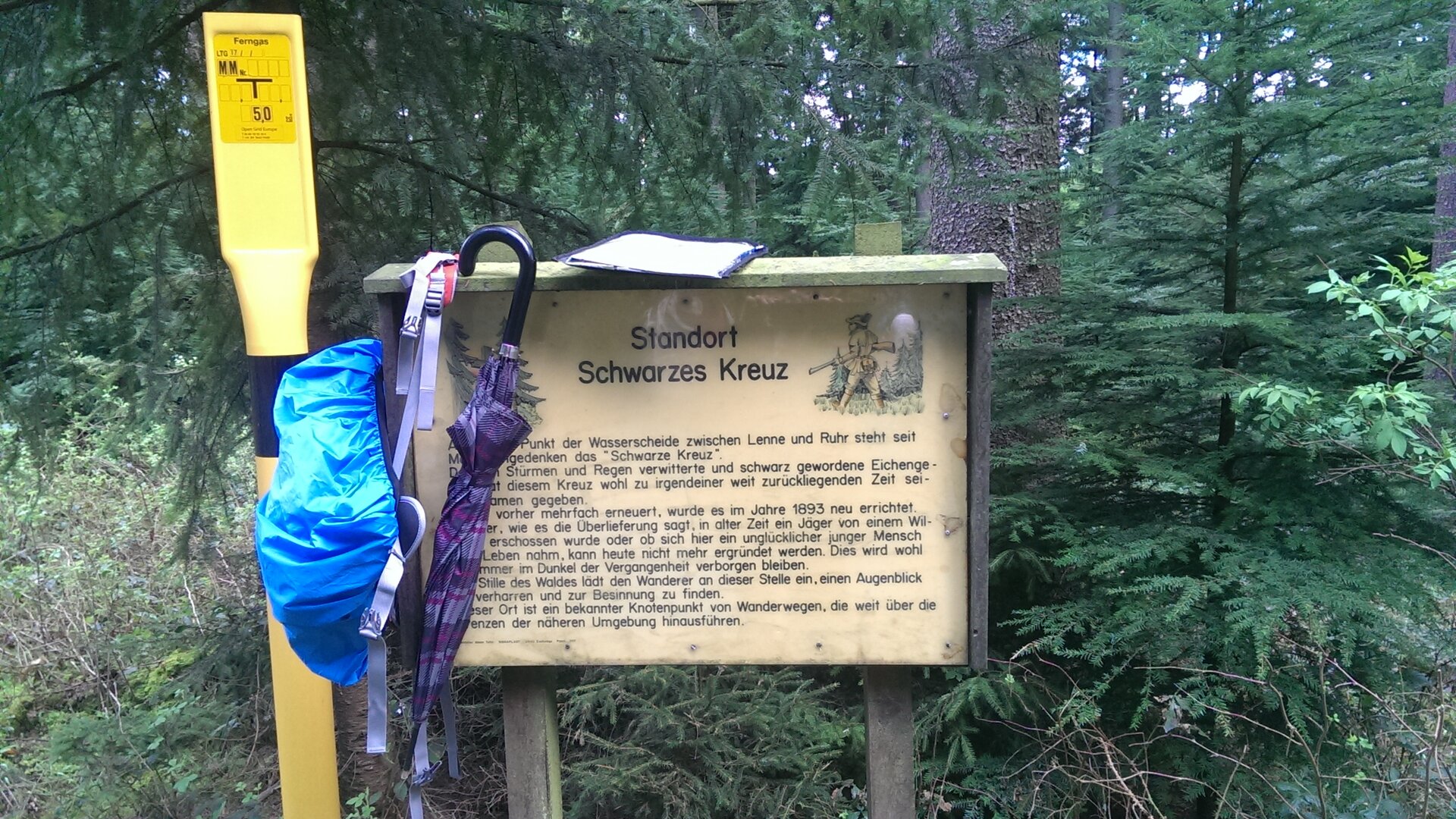 Schild mit Rucksack und Schirm_Konditionsw.2014 | © Holger Rüsberg