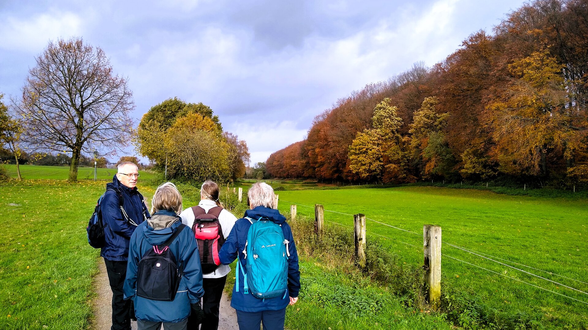 Gruppe vor Herbstbäumen | © Holger Rüsberg