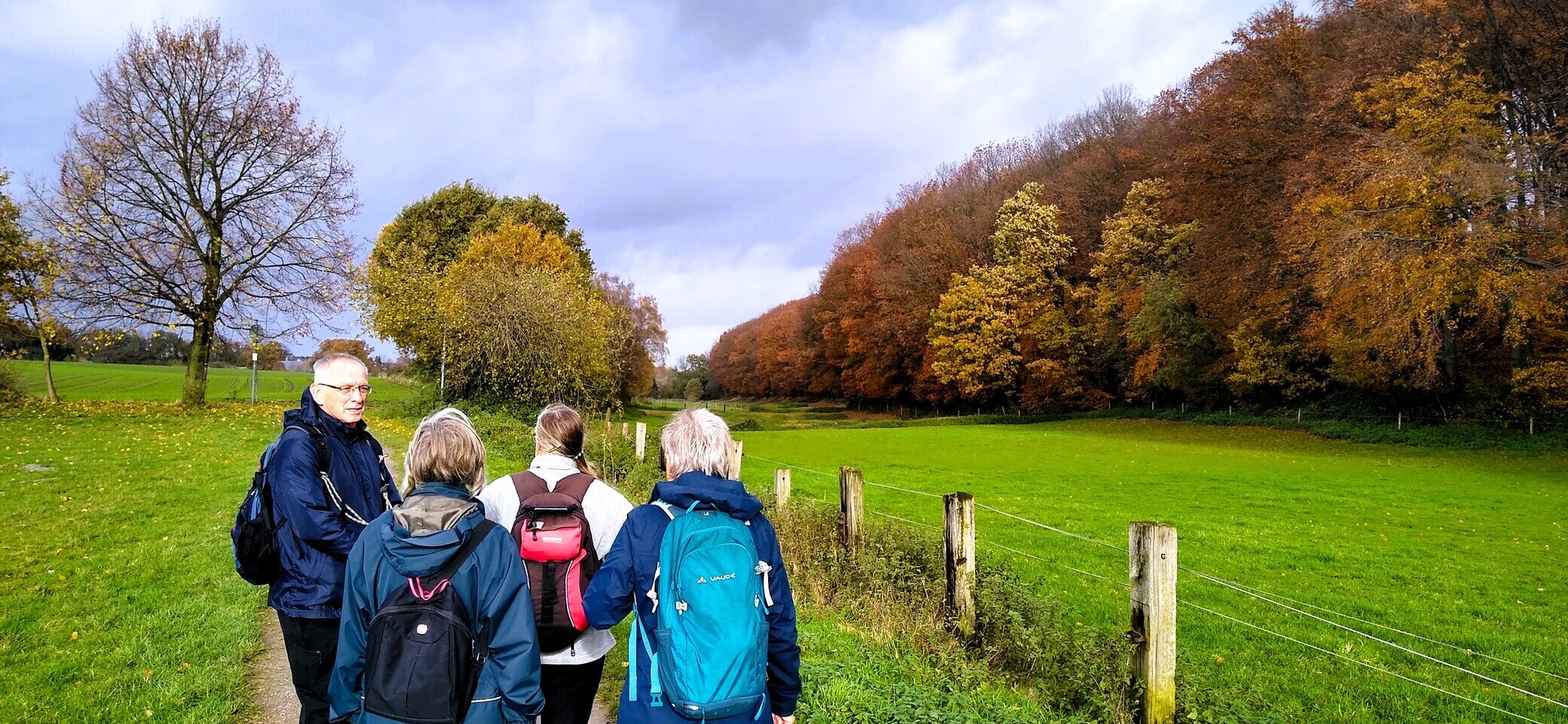 Gruppe vor Herbstbäumen | © Holger Rüsberg